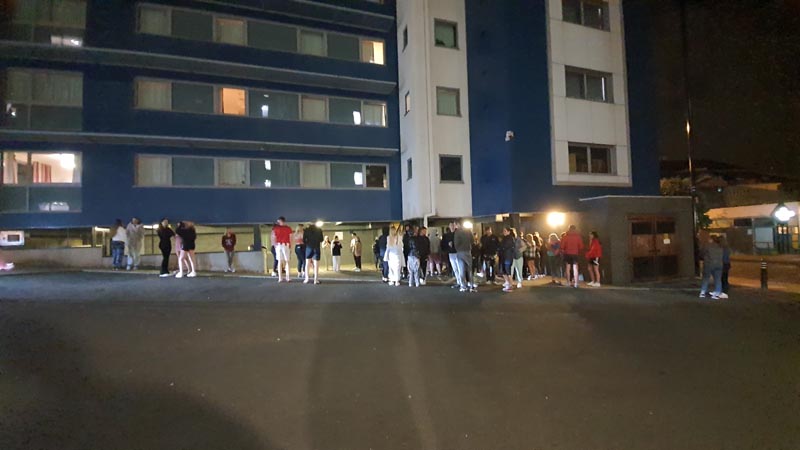 Evakuovaní studenti na požárním poplachu